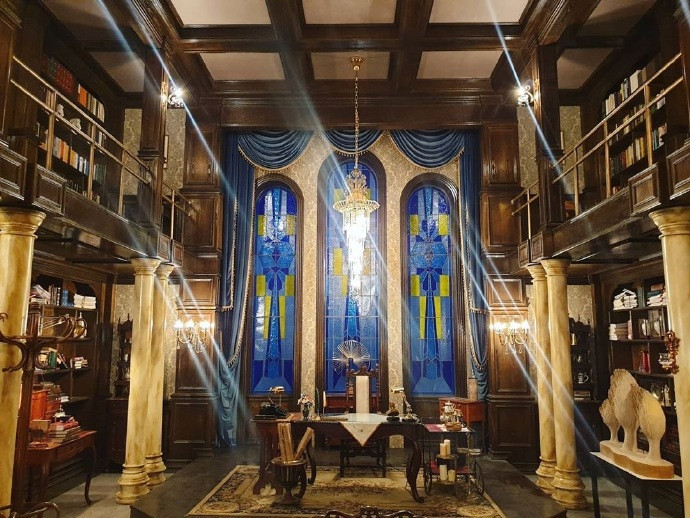 《雖然是精神病但沒關係》超狂佈景4:文英家廚房、大量的彩色玻璃設計