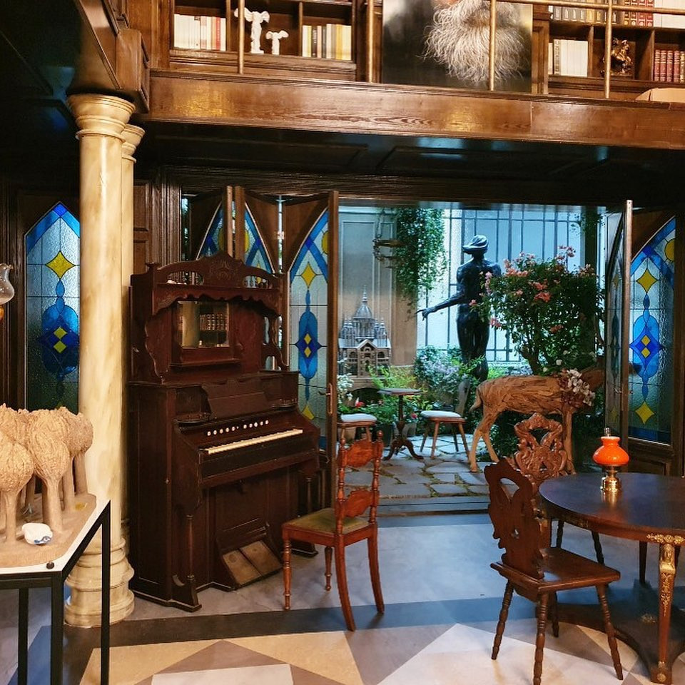 《雖然是精神病但沒關係》超狂佈景4:文英家廚房、大量的彩色玻璃設計