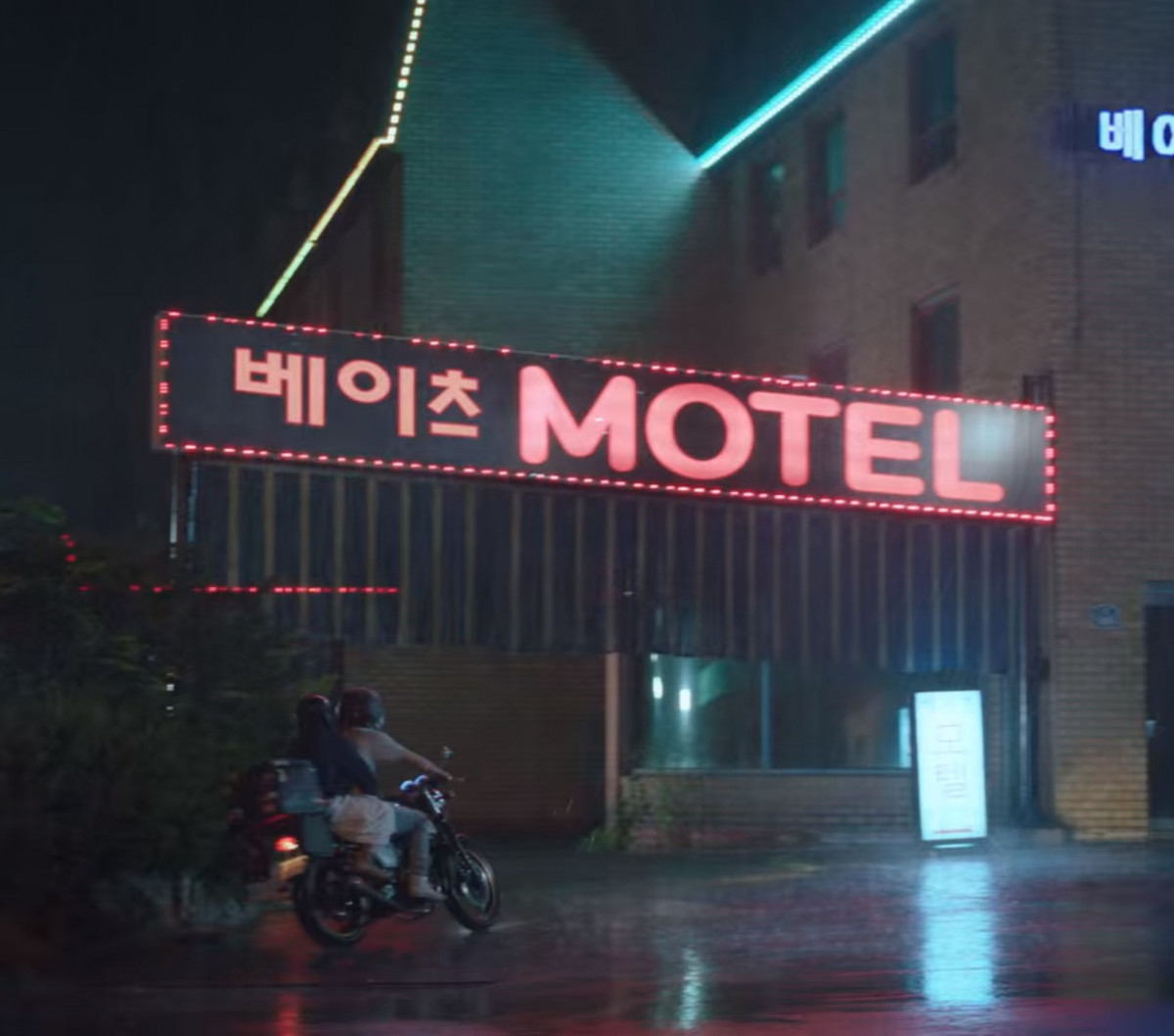 《雖然是精神病但沒關係》致敬彩蛋解析6:《驚魂記》鋼太&文英來到殺人旅店?