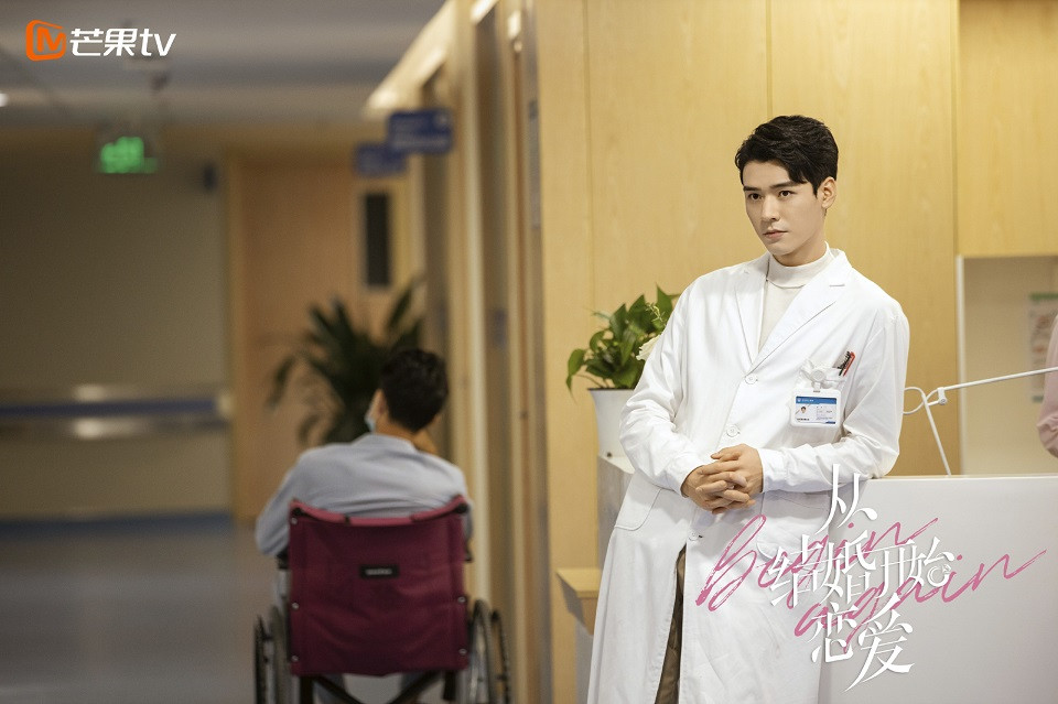 2020陸劇穿醫師袍的男星2：龔俊 飾演《從結婚開始戀愛》凌睿