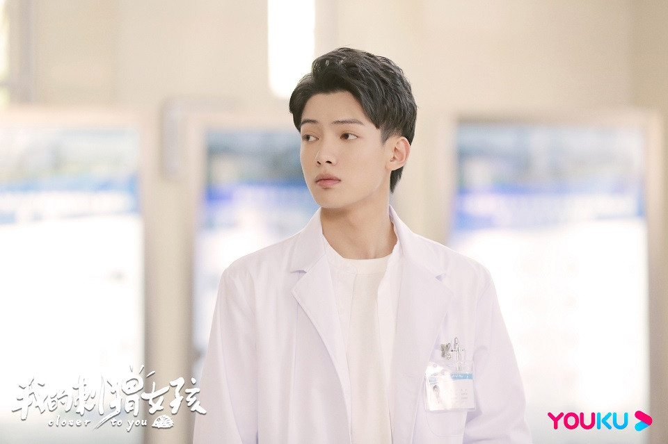 2020陸劇穿醫師袍的男星7：李逸男 飾演《我的刺猬女孩》吳景昊