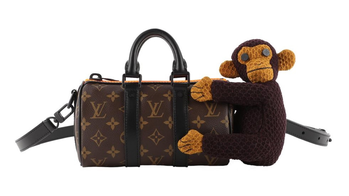準備跟男友搶包包！LV 全新推出迷你版Keepall包，小猴子布偶抱著LV療癒指數破錶~