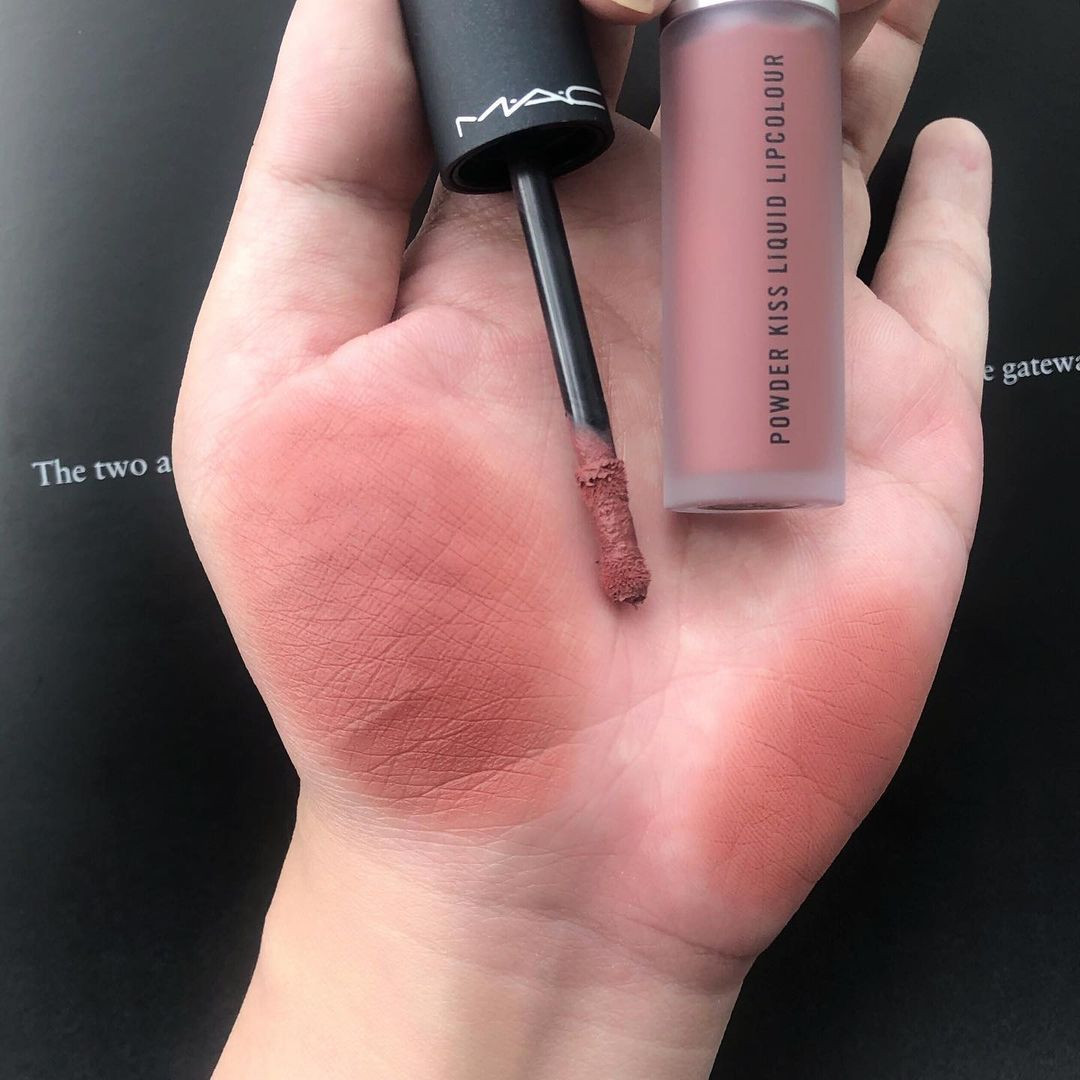 MAC 絲柔粉霧唇釉 #OVER THE TAUPE榛果烤奶,NT.1050