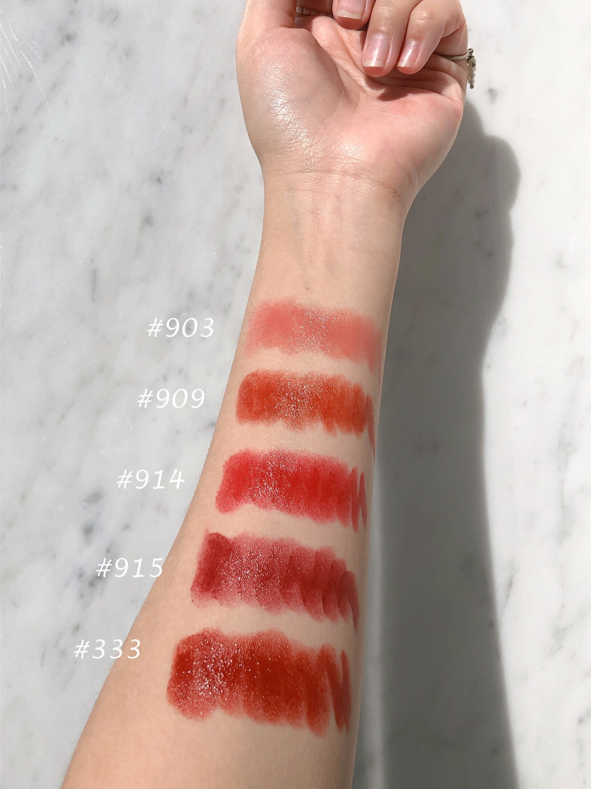 雅詩蘭黛 特潤奶霜唇膏 ＃909杏仁烤茶，NT.1250