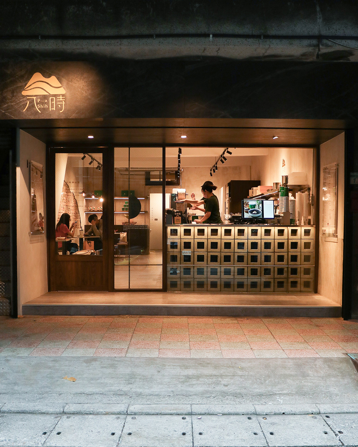 整杯都是料！八時神仙草「珍珠粉粿仙草鮮奶茶」咀嚼控必喝，加碼中山店新開幕