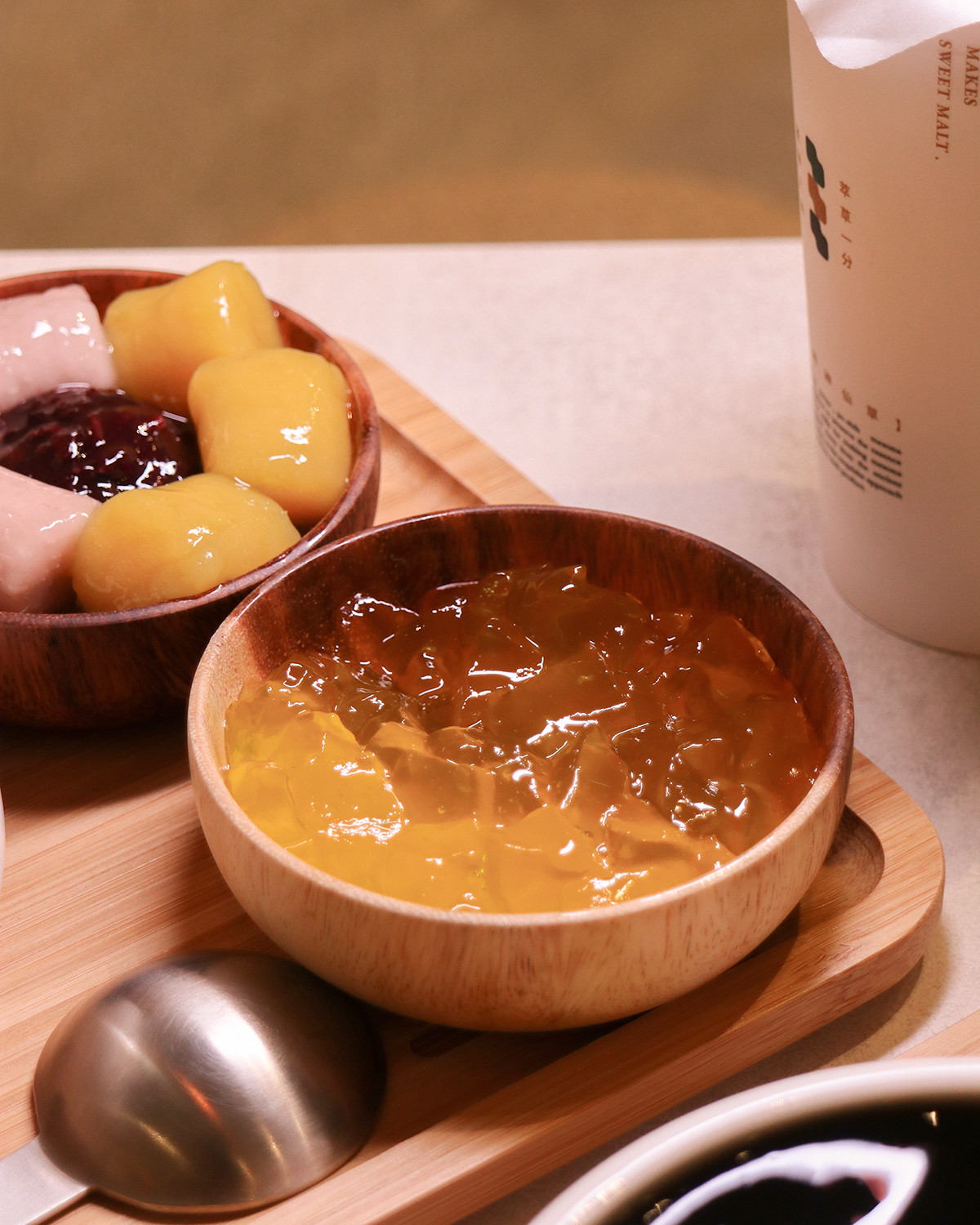 整杯都是料！八時神仙草「珍珠粉粿仙草鮮奶茶」咀嚼控必喝，加碼中山店新開幕