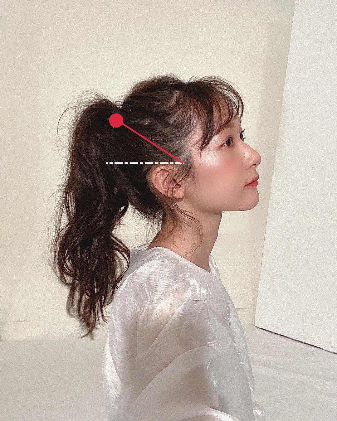 馬尾綁怎麼綁牢固又顯嫩?髮型師詳解「馬尾髮型黃金比例」&2款牢固不扯頭皮馬尾<a href='https://cava.tw/search/tags/綁法/' target='_blank'>綁法</a>