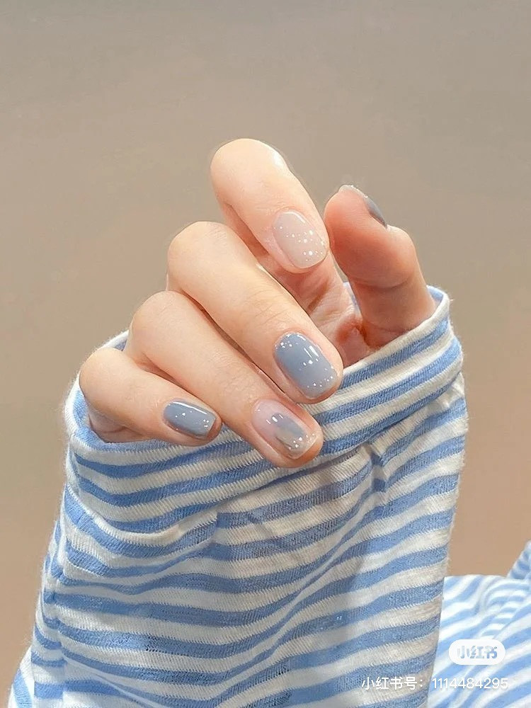 夏日暈染美甲色系推薦2:藍色系