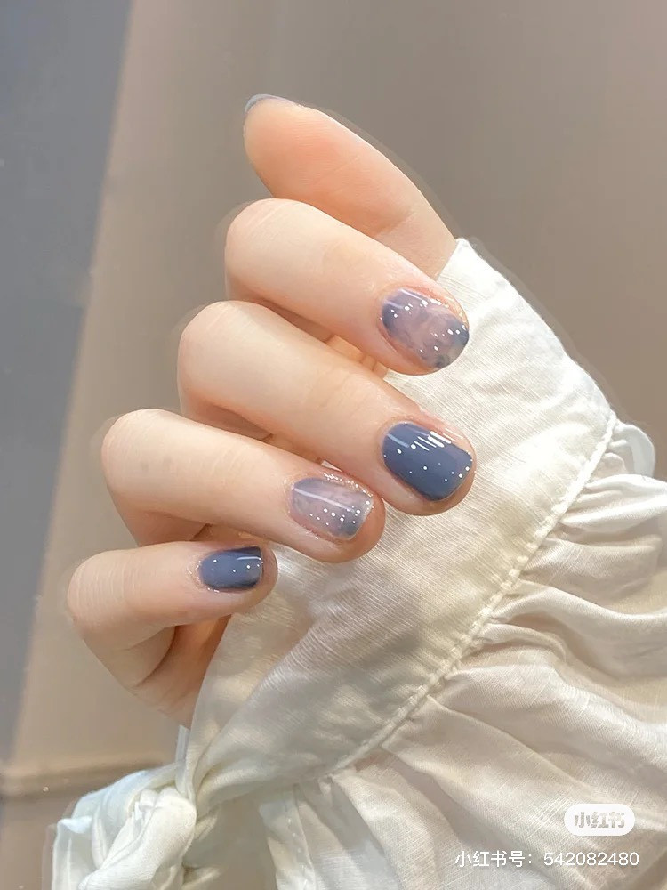 夏日暈染美甲色系推薦2:藍色系
