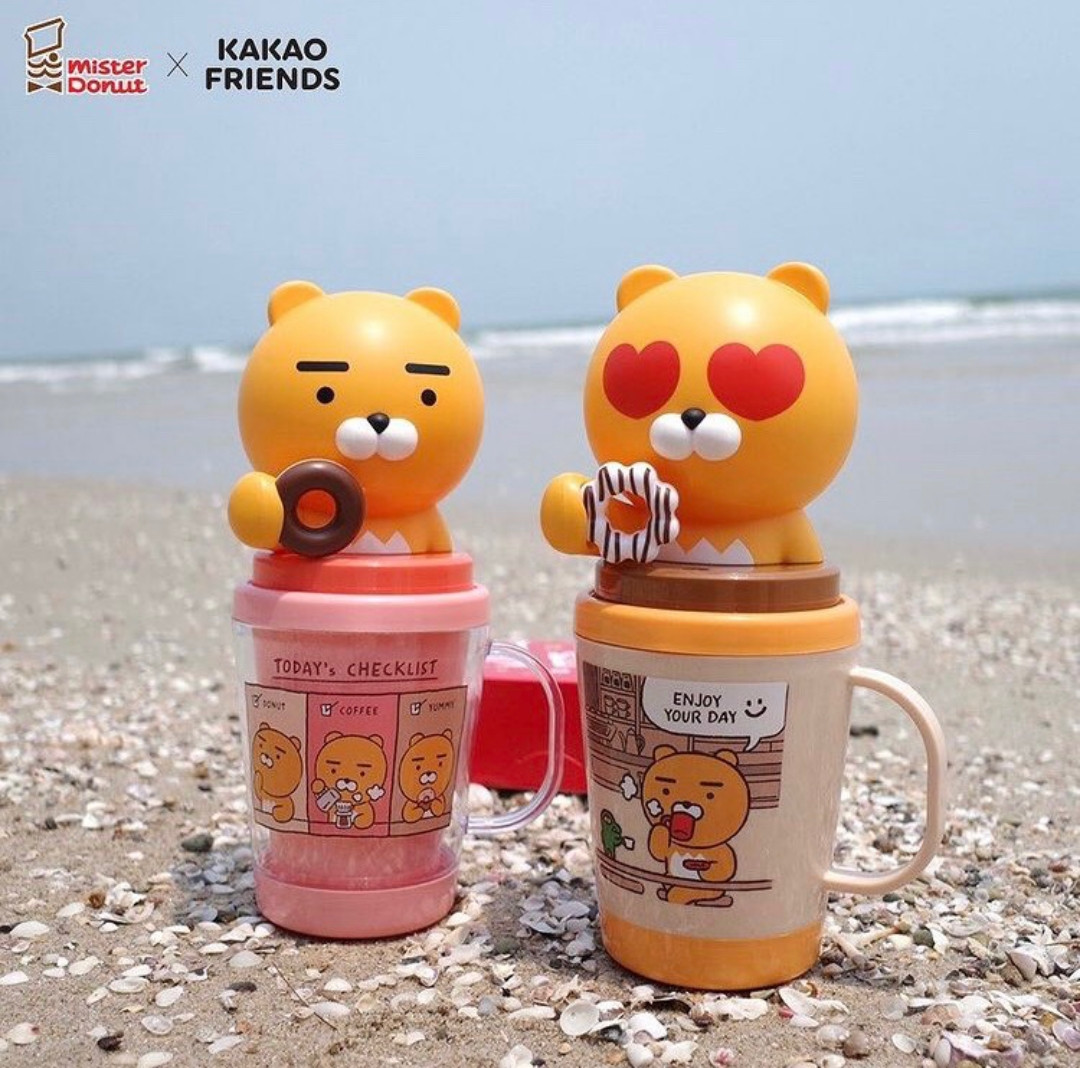 MisterDonuts X Kakao「大頭萊恩冷水杯」,萊恩手拿波提甜甜圈,陪你療癒整個清涼盛夏