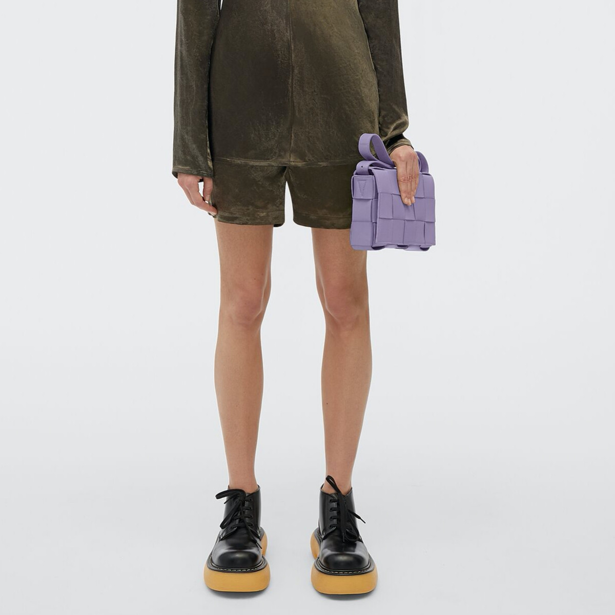 2021薰衣草嫩紫精品包3：Bottega Veneta CASSETTE編織肩背包，NT66,100