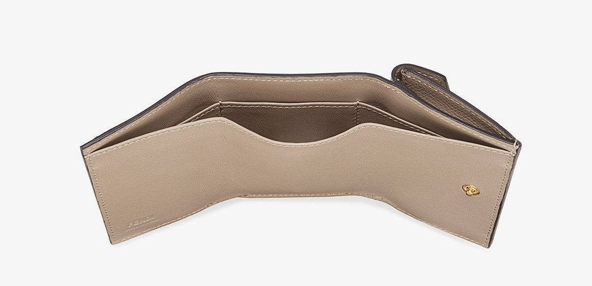 FENDI 微型款式三摺疊皮夾，NT14,500