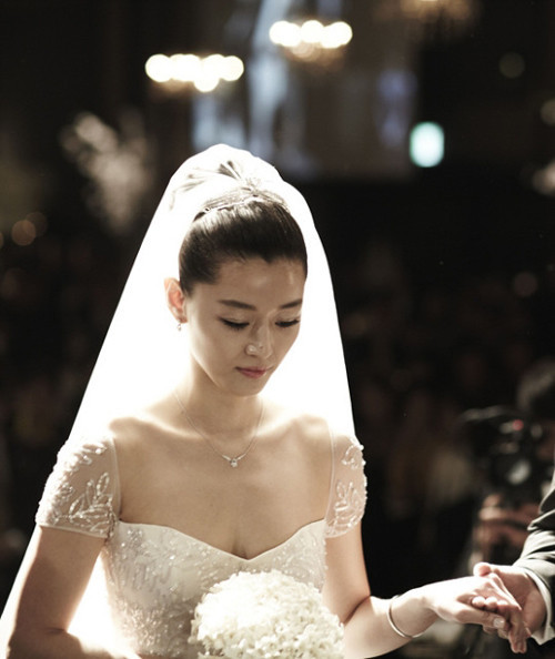 女神的絕美婚紗！孫藝珍穿「婚紗女王」嫁玄彬，全智賢婚紗186萬，珠寶更是驚人的貴！