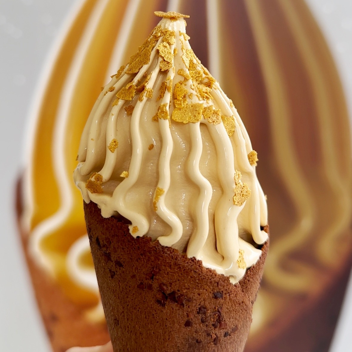 冰淇淋控開吃！人氣CREMIA過年限定「焦糖脆脆」，焦糖冰淇淋+黃金脆片打造多層次口感