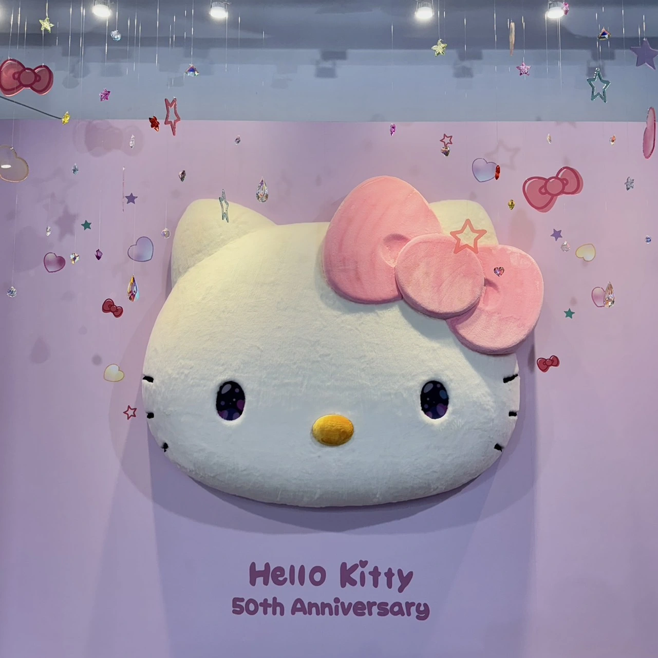 KITTY展覽!《HELLO KITTY 50週年特展》在台北華山,巨型KITTY裝置、限定周邊搶先看