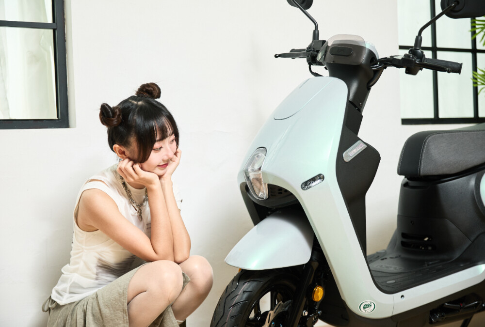 這台超輕巧神車簡直女生天菜！秒立中柱、踩地不用墊腳，小個女友善～夢幻微薰紫必須買