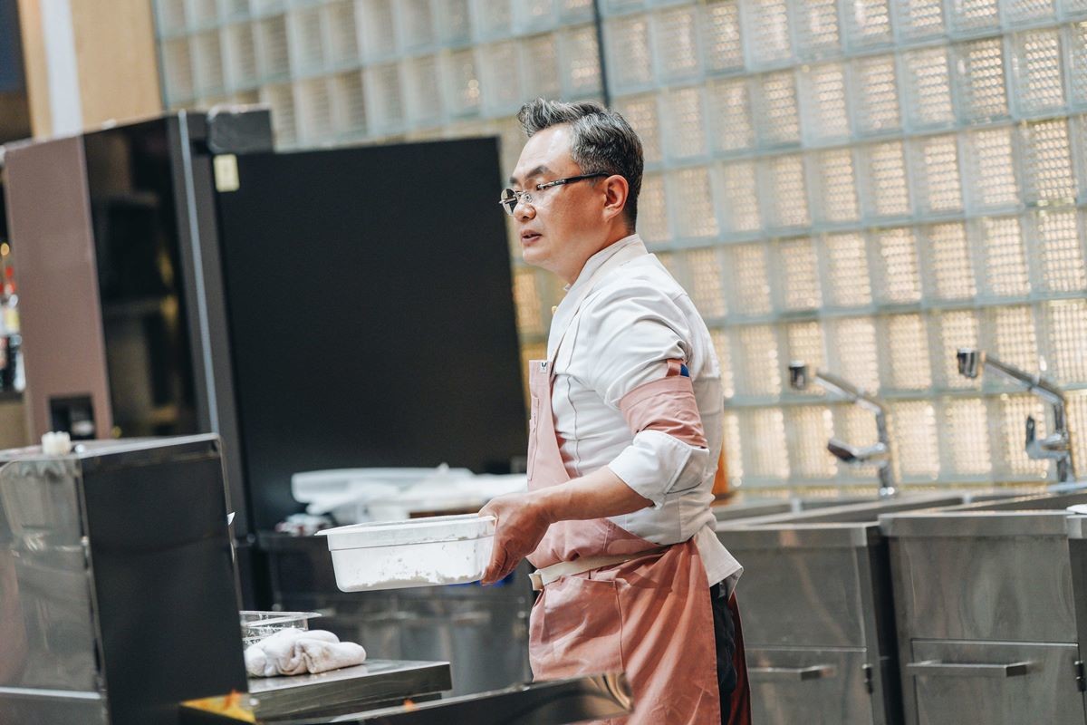Netflix《黑白大廚》幕後秘密:呂敬來主廚為台灣籍,參賽者認證「三星」私下超暖!