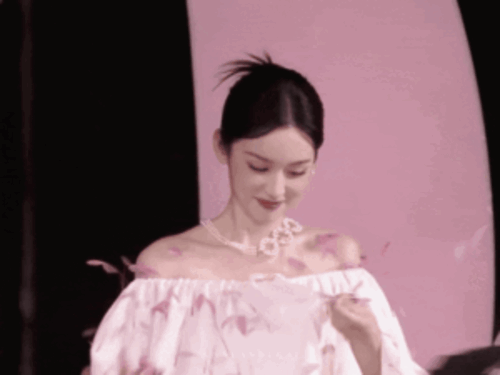 15位陸劇女星紅毯造型!《玫瑰的故事》劉亦菲美成仙女,虞書欣進步了,換趙露思被嘲?