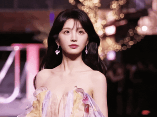 15位陸劇女星紅毯造型!《玫瑰的故事》劉亦菲美成仙女,虞書欣進步了,換趙露思被嘲?