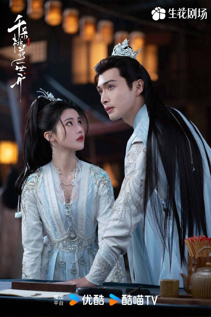 張彬彬《千朵桃花一世開》開播前，本來大家都以為又是俗套的N生N世仙俠虐戀，沒想到劇情很有新意。號稱仙俠版《想見你》，男主為了拯救女主，一次次回到過去，宿命感滿滿。《千朵桃花一世開》講述暮懸鈴是暗域聖女，謝雪臣為仙盟盟主，兩人本是「正邪不兩立」的對手，然而暮懸鈴卻救下重傷的謝雪臣，以救命之恩要脅與他同行。兩人暗生情愫，然而，暮懸鈴因救世犧牲，謝雪臣逆天改命，想回到過去救出暮懸鈴......