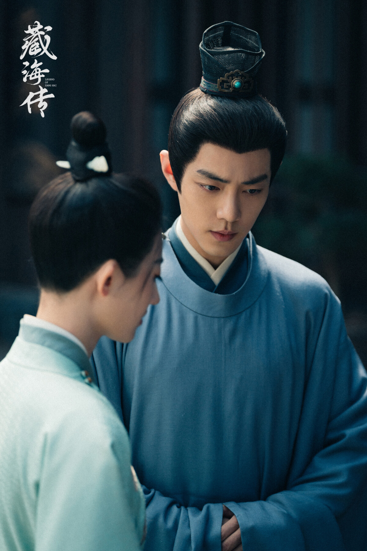 《藏海傳》找來《甄嬛傳》鄭曉龍導演指導，這部古裝劇基調挺沉重，男主角藏海一家被滅門，接著他默默佈局，一路調查真相。《藏海傳》劇裡每個人都有自己的心機算計，看這些人互相搏弈、權謀制衡很有意思，故事走向讓人猜不到。肖戰和各位戲骨配角的詮釋都很受好評呢！