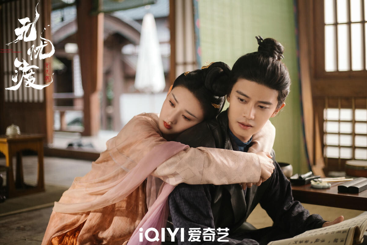 任嘉倫《無憂渡》是中式志怪題材，單元篇的故事，大家都說《無憂渡》很有《聊齋誌異》的感覺，題材很特別，氛圍也很到位，許多篇章都很有餘韻，追完會讓人走不出來。這部劇在豆瓣衝出7.5高分呢！真的好看！《無憂渡》講述有著神秘背景的獵魔人宣夜，和一個聰明可愛的女孩半夏，兩人在人妖共存的世界，共同經歷奇情懸案。