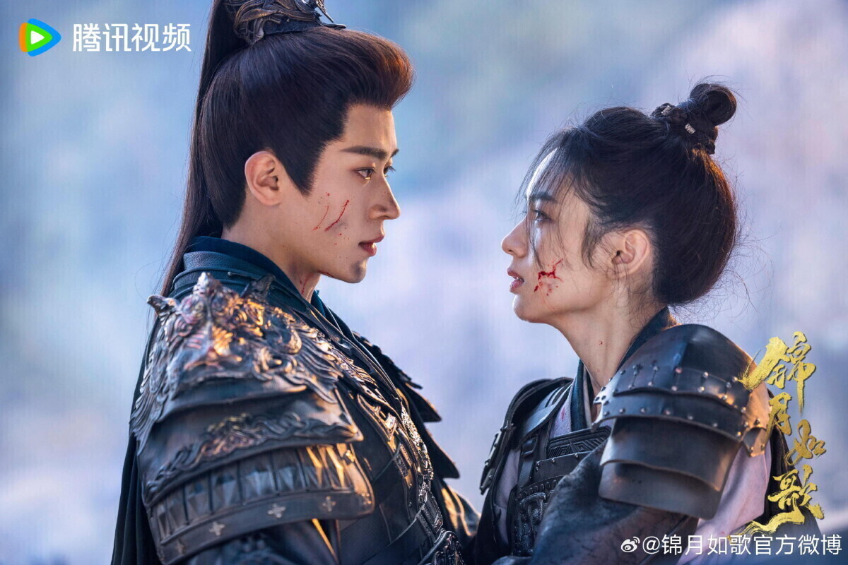 周也主演的《錦月如歌》和吳謹言《墨雨雲間》一樣改編自千山茶客的重生小說。這部劇一樣有大家愛看的重生復仇元素，而男女主角是雙將軍設定呢！《錦月如歌》是英姿颯爽女將軍vs.清冷俊美玉面都督，人設很新鮮。《錦月如歌》講述女主何晏是天生的將星，她披面具代替兄長征戰沙場多年，多年後榮歸故里，卻因兄長何如非回歸，被家族設計。何晏大難不死後轉換身份，化身城門校尉女兒禾晏，立志拿回屬於自己的一切。而禾晏也與少年初識的肖玨再次重逢，兩人幾經生死，互通心意。