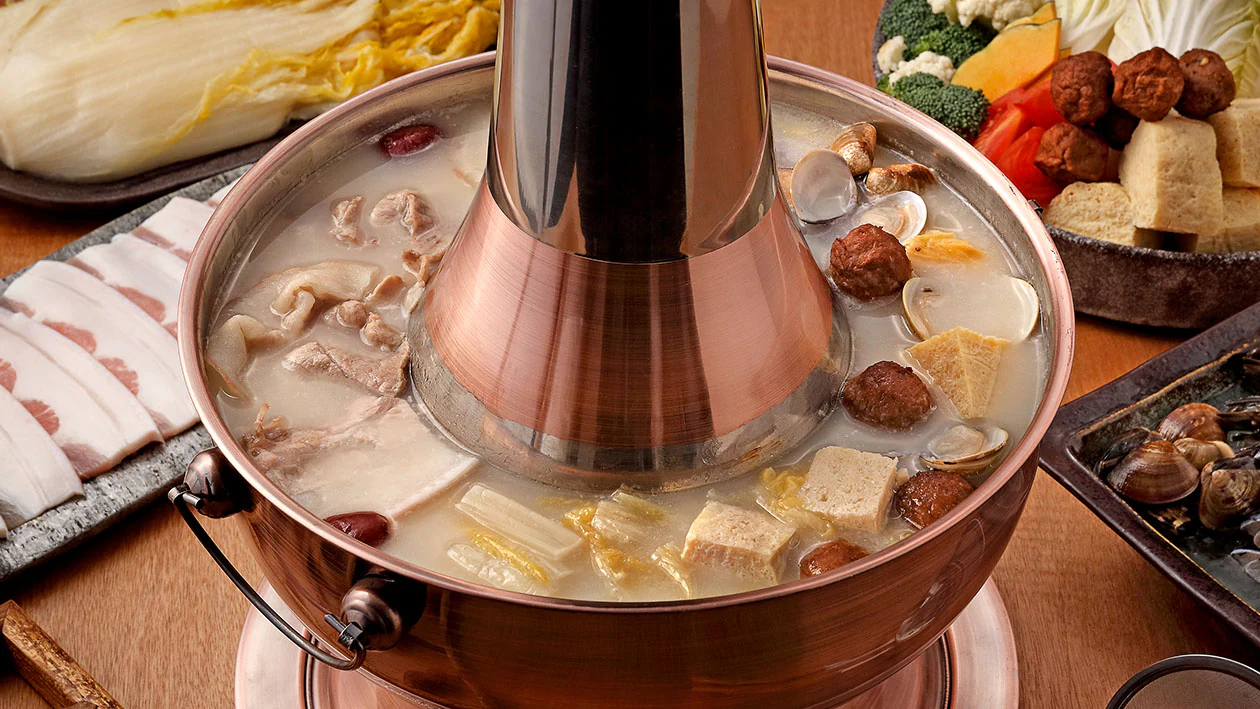 酸菜白肉鍋推薦Top15:老字號必吃長白小館、最強湯頭圍爐酸菜白肉火鍋!