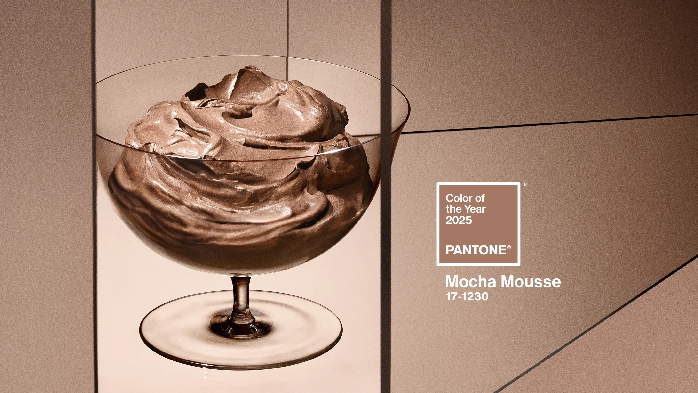 Pantone 2025代表色「摩卡慕斯」精品短夾推薦:LV、GUCCI、BV款款都經典又耐看!
