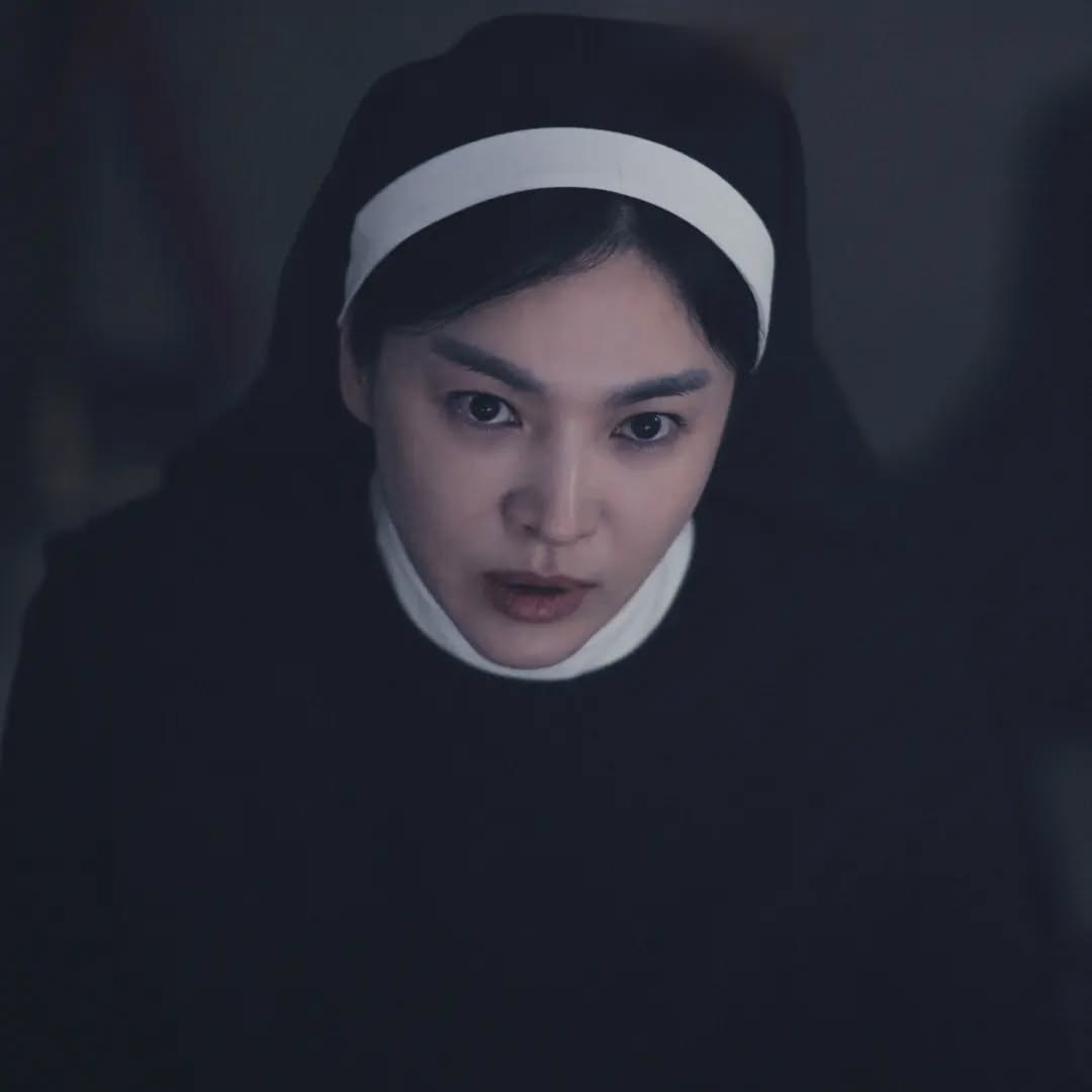 《闇黑修女》8個幕後故事:宋慧喬電影開拍前半年學抽菸,「他」朝宋慧喬吐口水超焦慮