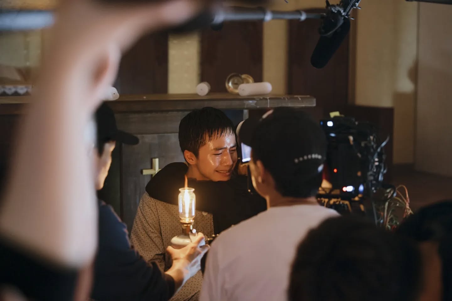 《闇黑修女》8個幕後故事:宋慧喬電影開拍前半年學抽菸,「他」朝宋慧喬吐口水超焦慮