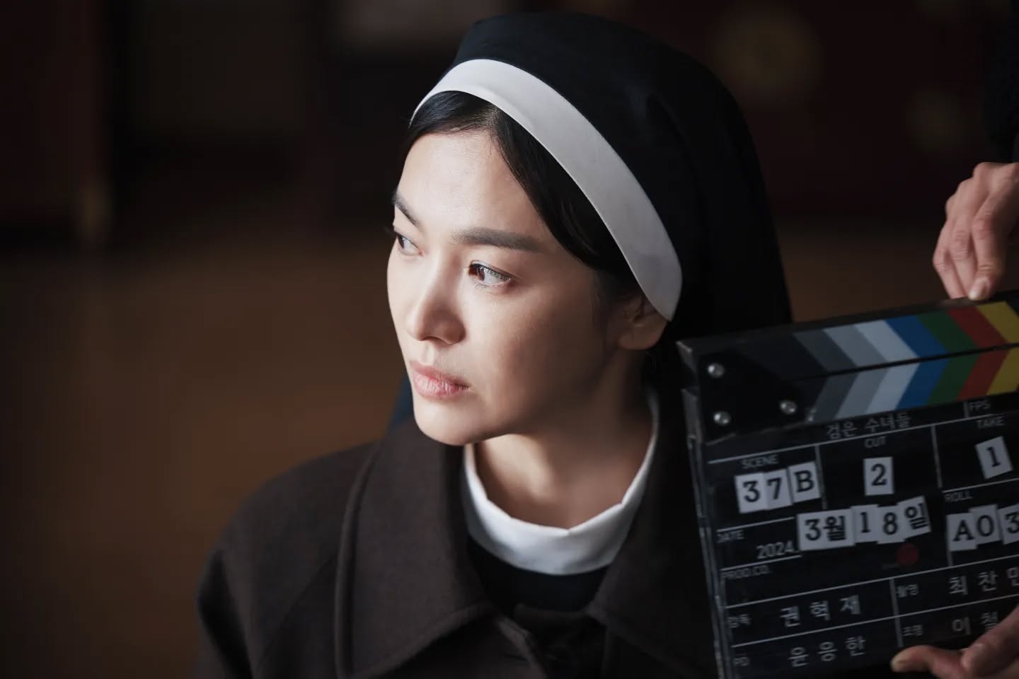 《闇黑修女》8個幕後故事:宋慧喬電影開拍前半年學抽菸,「他」朝宋慧喬吐口水超焦慮