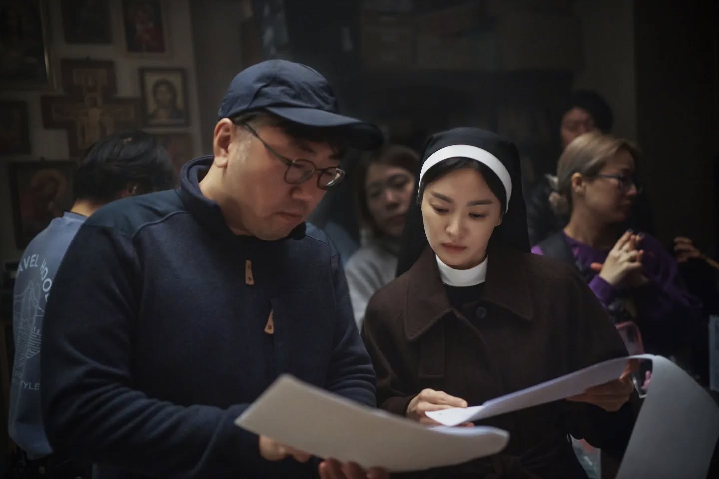 《闇黑修女》8個幕後故事:宋慧喬電影開拍前半年學抽菸,「他」朝宋慧喬吐口水超焦慮