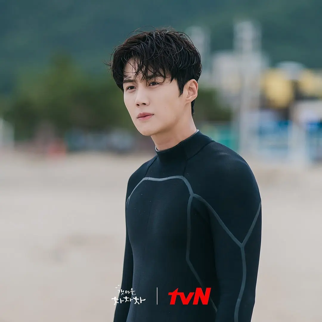 tvN《海岸村恰恰恰》劇照：金宣虎飾演的洪斗植展現帥氣體格