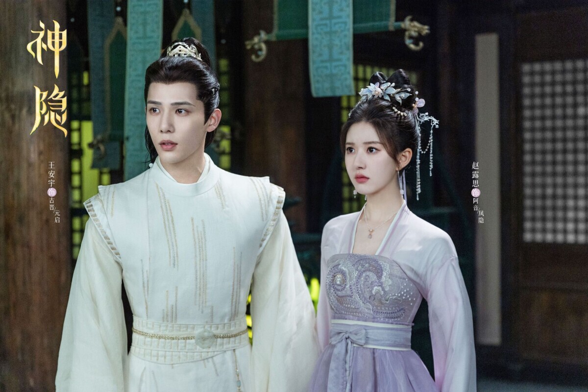 近年趙露思主演的《星漢燦爛》、《偷偷藏不住》、《神隱》和《珠簾玉幕》，每一部都開出高熱度。其中仙俠劇《神隱》也已默默衝破17億，雖然整體追下來會感覺是老套路古偶，男女主角歡喜冤家、誤會虐戀、解救蒼生，套路並不新鮮，但靠著趙露思的人氣，《神隱》依然默默衝出了不錯的成績。