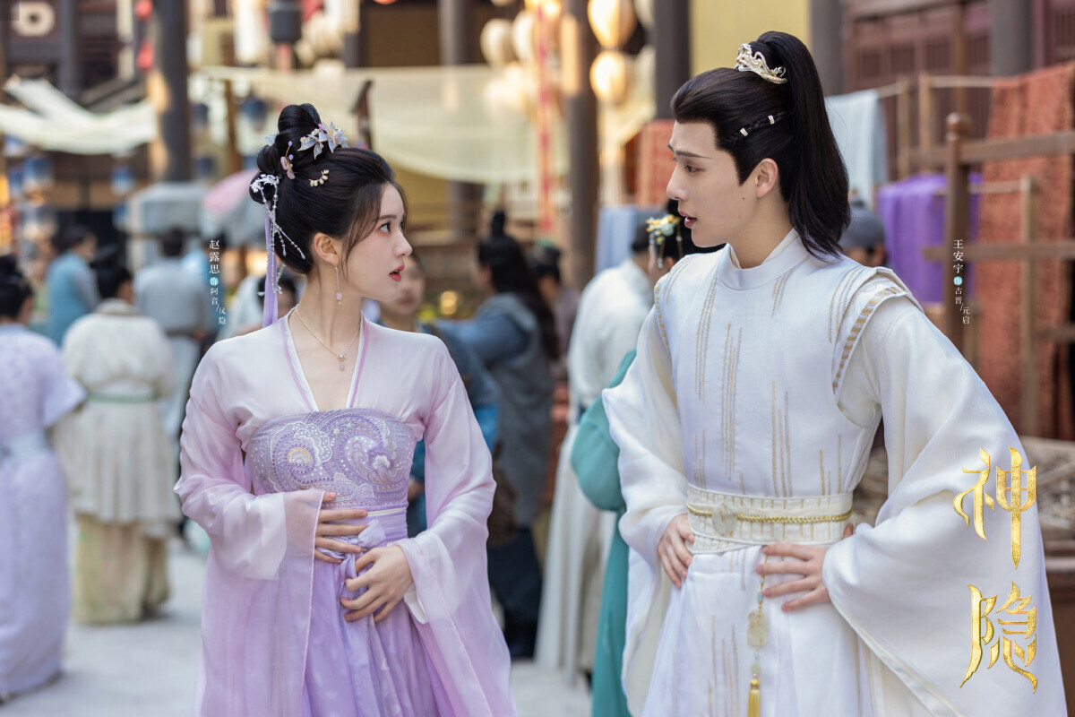 近年趙露思主演的《星漢燦爛》、《偷偷藏不住》、《神隱》和《珠簾玉幕》，每一部都開出高熱度。其中仙俠劇《神隱》也已默默衝破17億，雖然整體追下來會感覺是老套路古偶，男女主角歡喜冤家、誤會虐戀、解救蒼生，套路並不新鮮，但靠著趙露思的人氣，《神隱》依然默默衝出了不錯的成績。