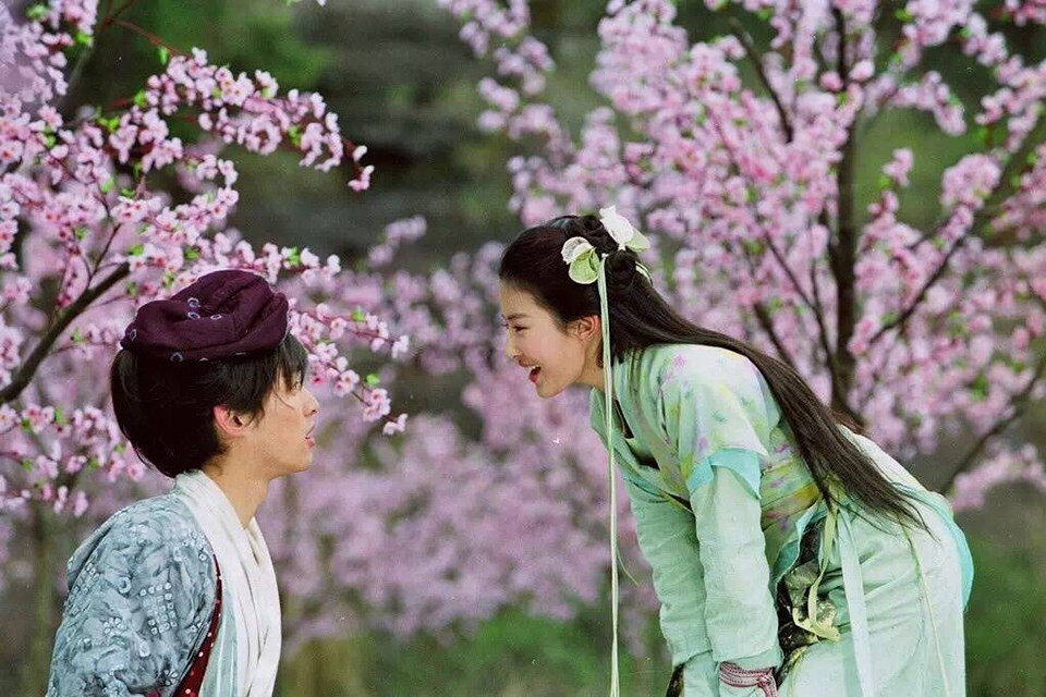 《仙劍奇俠傳一》是經典中的經典，由胡歌、劉亦菲主演。這部於2005年播出，被視為是仙俠劇鼻祖，神劇中的神劇！《仙劍奇俠傳一》豆瓣評分高達9.1，隔了20年至今依然無人能超越，是目前的古裝仙俠劇中評價最高的。不少網友提及《仙劍奇俠傳》，都覺得該劇無論是選角、劇情、鏡頭、配樂，通通都非常強！而且劇情實在太讓人難忘了！