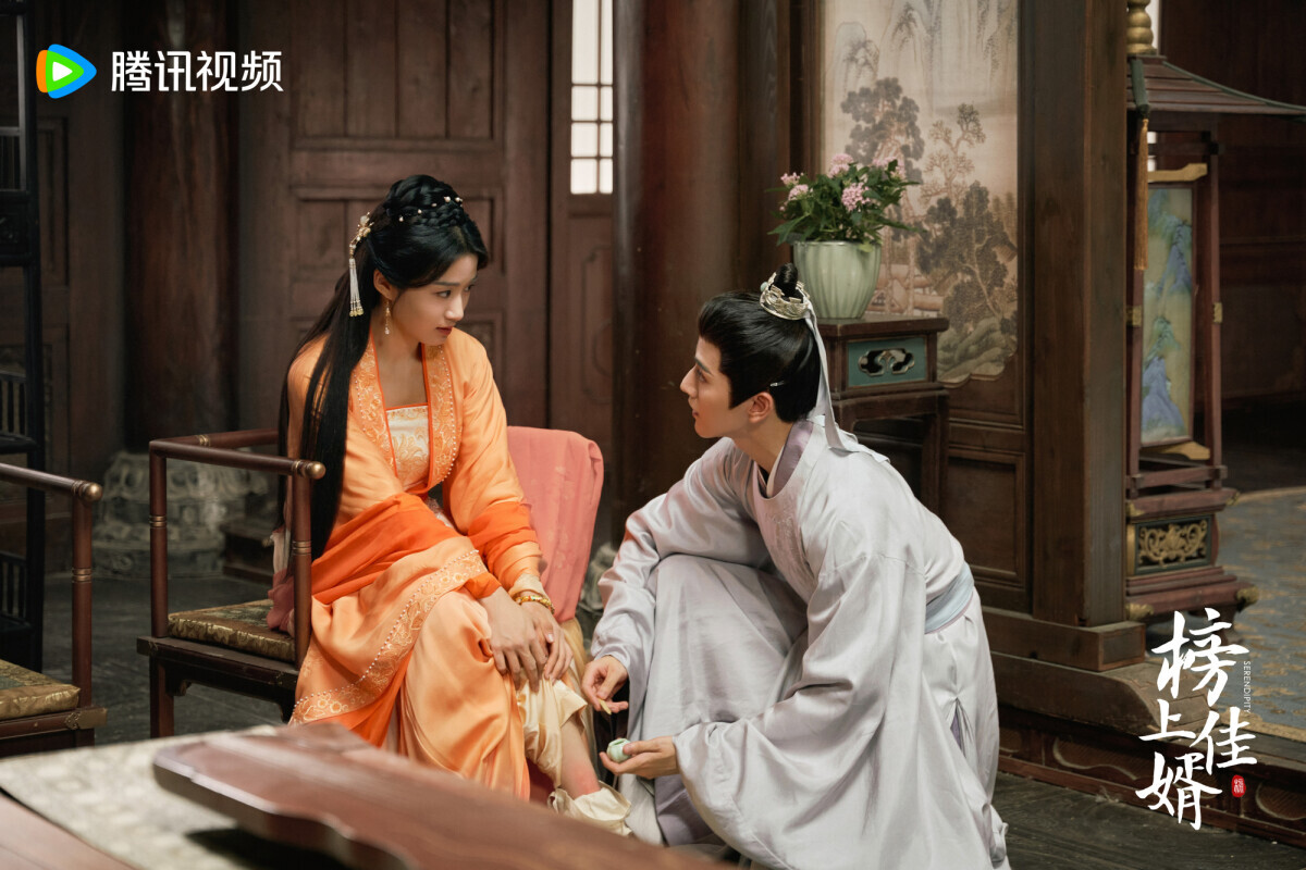 《榜上佳婿》是一部古裝甜寵劇，腹黑狀元vs.失憶千金的設定，劇情節奏挺快，設定也有看點，第一集男女主角就因為誤會成婚、決裂，前期男主對女主有多壞，後面追妻火葬場就有多慘烈～主角人設都不錯，只是可惜王子奇的顏值狀態被認為沒有《御賜小仵作》時好，盧昱曉也沒有在《雲之羽》美，這就讓觀眾很難嗑CP。