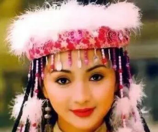 劉丹在《還珠格格2》飾演香妃一角獲得關注，這角色的人選原本是蔣勤勤，但因為蔣勤勤實在排不開檔期，最後則是由瓊瑤從幾百人中，親自挑選了劉丹來飾演！