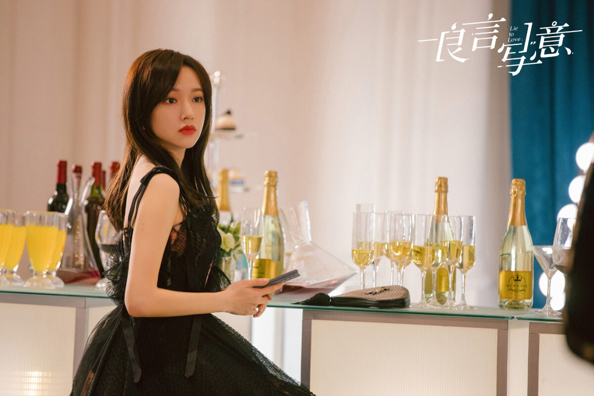 程瀟是公認的美女,她是偶像轉型演員,早年推出《你微笑時很美》、《良言寫意》等甜寵劇,熱度滿高,只是程瀟的演技被罵慘了。當時程瀟還被吐槽是繼楊穎Angelababy之後的「瞪眼派」代表,不管任何情緒都是同一個表情。近年程瀟就沒什麼女一號的劇了,今年出現在《玉茗茶骨》演女配。