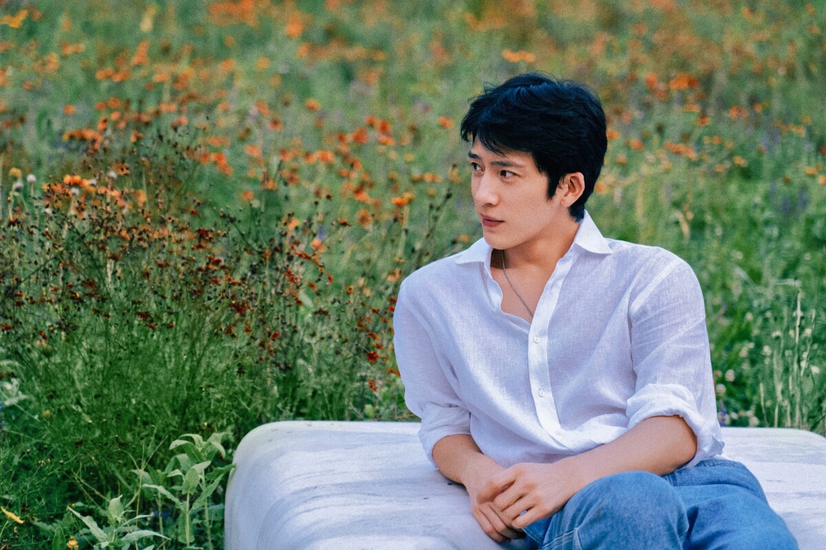 井柏然完全是「逆生長」啊!保養超好!井柏然走紅得很早,他最初其實是歌手出身呢!井柏然早年參加《加油好男兒》選秀節目竄火,後來一連主演了《捉妖記》、《後來的我們》等超高票房電影。電視劇方面,也有和鄭爽的《相愛穿梭千年》和譚松韻《歸路》等代表作。
