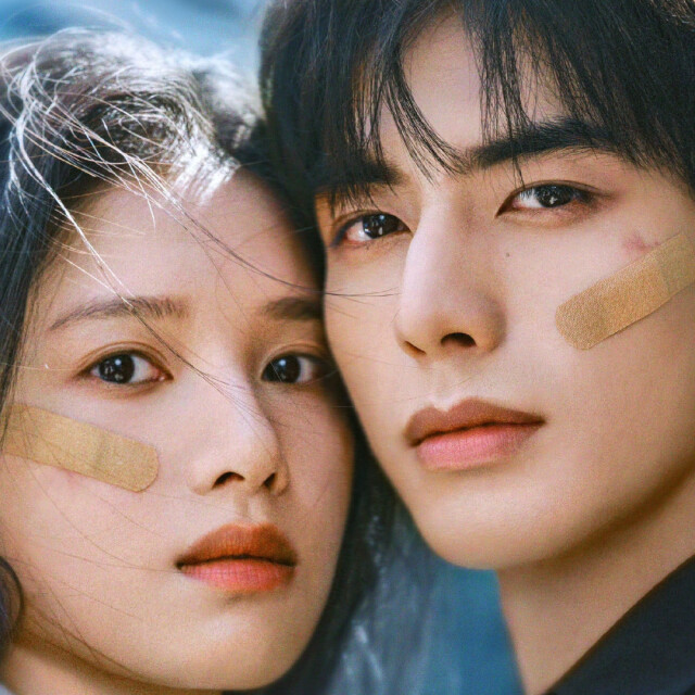 《野狗骨頭》開播熱度飆升！宋威龍&張婧儀「偽骨科」演技受好評，這點卻引來兩極評價