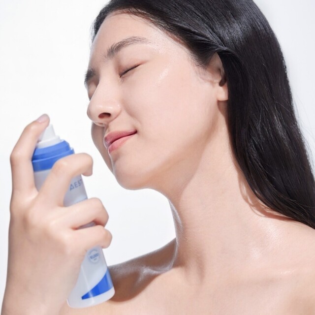 2026夏季保濕噴霧推薦！12款平價＋專櫃保濕噴霧清單，妝前妝後適用、不黏膩