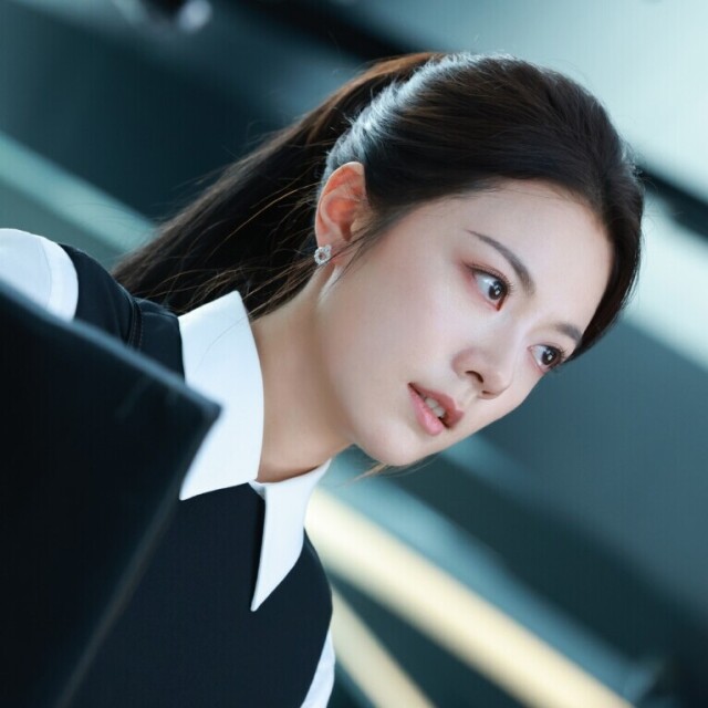 Netflix《無可替代》劇情、評價解析：趙今麥化身「職場黑蓮花」，攜魏大勳師徒博弈