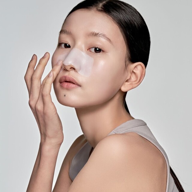 韓網瘋傳「黑頭粉刺」清除技巧！超簡單方法：加熱卸妝膏+化妝棉，鼻頭變得乾淨又發光